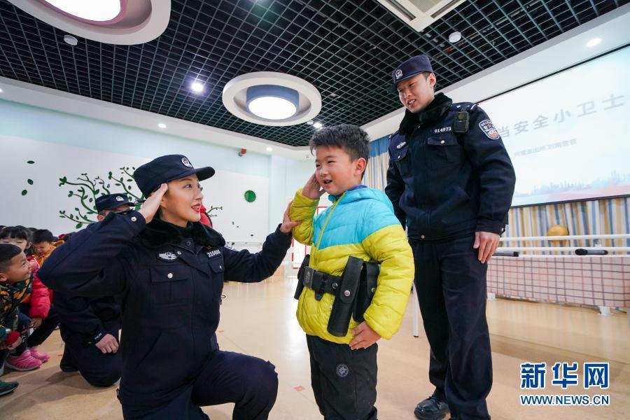 江苏南京警察叔叔幼儿园里讲安全