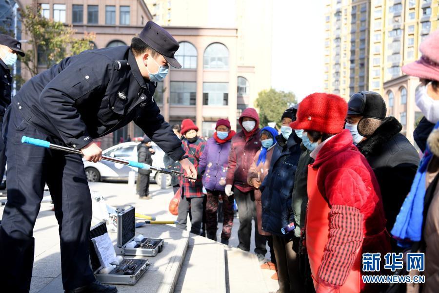 警察节,安徽省合肥市肥西县公安局花岗派出所民警在花岗镇董岗社区