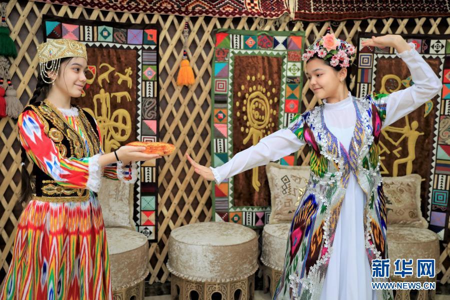 哈萨克斯坦女孩爱上中国功夫 在中国的公园 侨一瞧 拜师学艺
